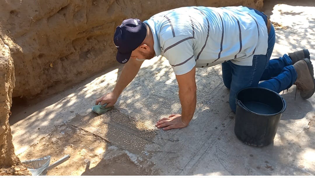 مزارع فلسطيني من البريج في غزة يكتشف وجود لوحة فسيفسائية مزخرفة تعود للعهد البيزنطي 7.jpg