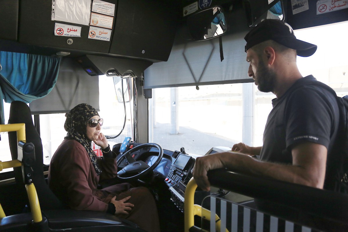 الفلسطينية سامية أبو علقم (50 عاماً) تمارس شغفها في قيادة الحافلات 4.jpg