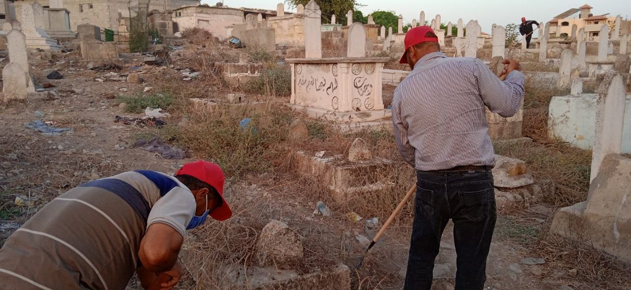 الشعبية في حي الزيتون تنظم مبادرة لتنظيف مقابر الأموات في شرق غزة 5.jpg