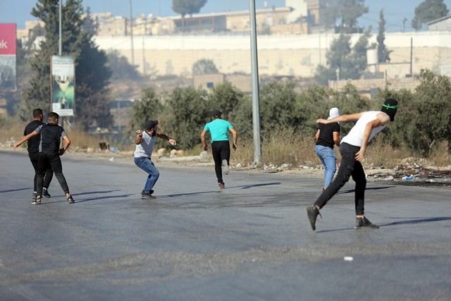 رام الله - مواجهات بين الشبان وقوات الاحتلال على المدخل الشمالي لمدينة البيرة 28.jpg