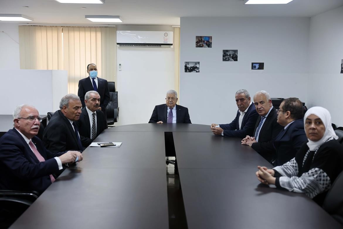 الرئيس محمود عباس اثناء افتتاح قسم الجوازات البروميترك في وزارة الداخلية 2.jpg