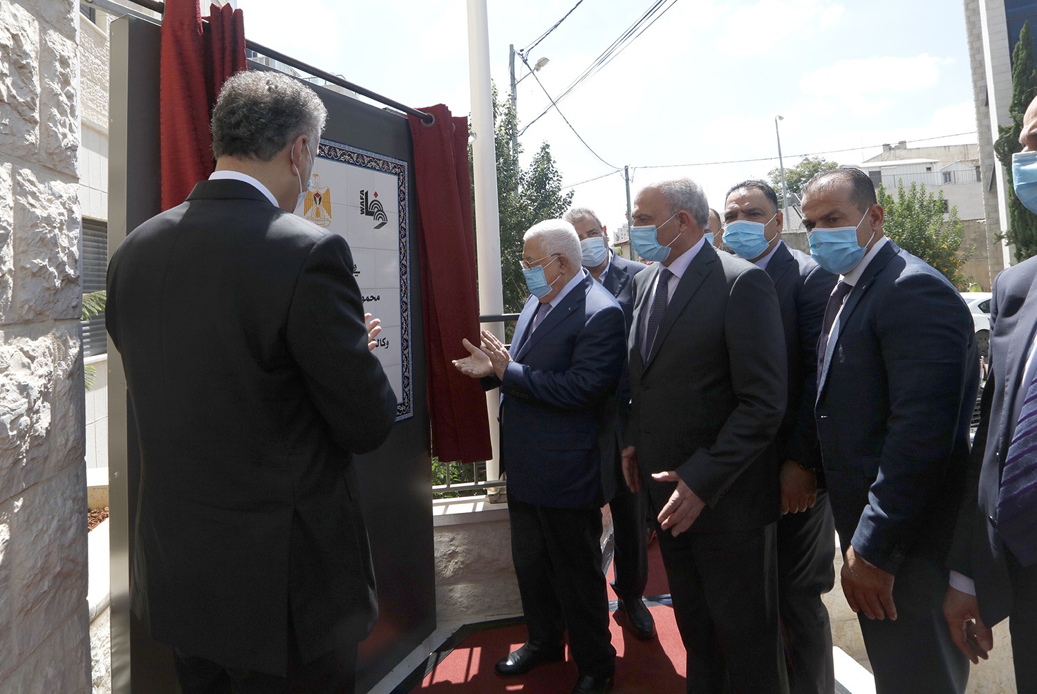رام الله - الرئيس محمود عباس، يفتتح المقر المؤقت لوكالة الانباء والمعلومات الفلسطينية - وفا 11.jpg