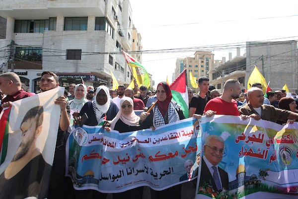 فلسطينيون يشاركون في وقفة تضامنية مع الأسير ناصر أبو حميد في مدينة غزة 1.jpg