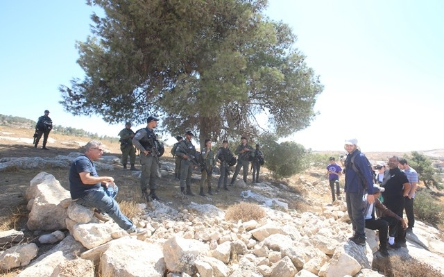 قوات الاحتلال تمنع المواطنين من الوصول لأراضيهم في قرية التوانة بمسافر يطا جنوب الخليل 7.jpg