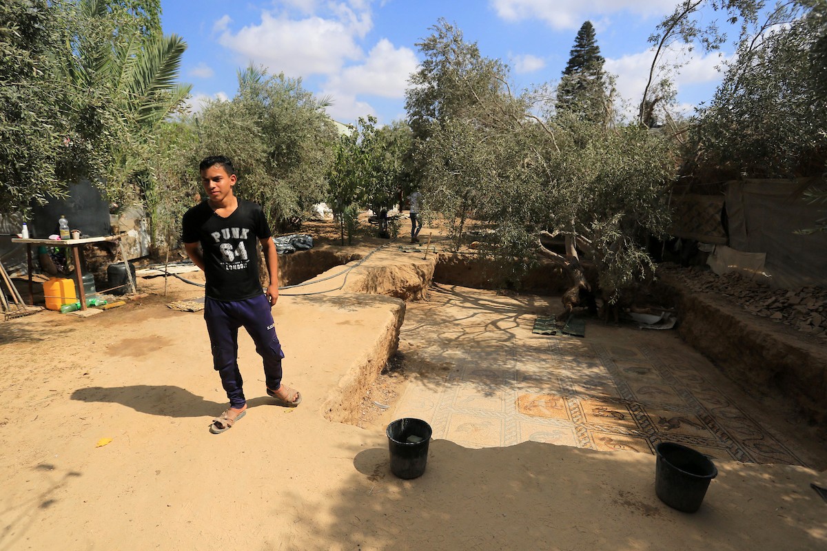 فلسطينيون ينظفون حول أرضية فسيسفاء من العهد البيزنطي اكتشفها مزارع فلسطيني في أرضه في مدينة البريج وسط قطاع غزة 775.jpg
