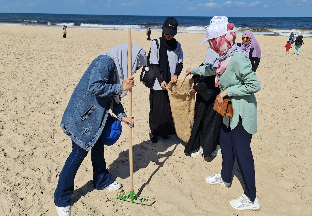 الحملة التطوعية لتنظيف شواطئ #غزة ضمن الحملة العالمية #EUBeachcleanup2022 بتنفيذ من مكتب الاتحاد الاوربي في فلسطين وبمشاركة سفير الاتحاد الأوروبي سفين بورغسدورف 35.jpg