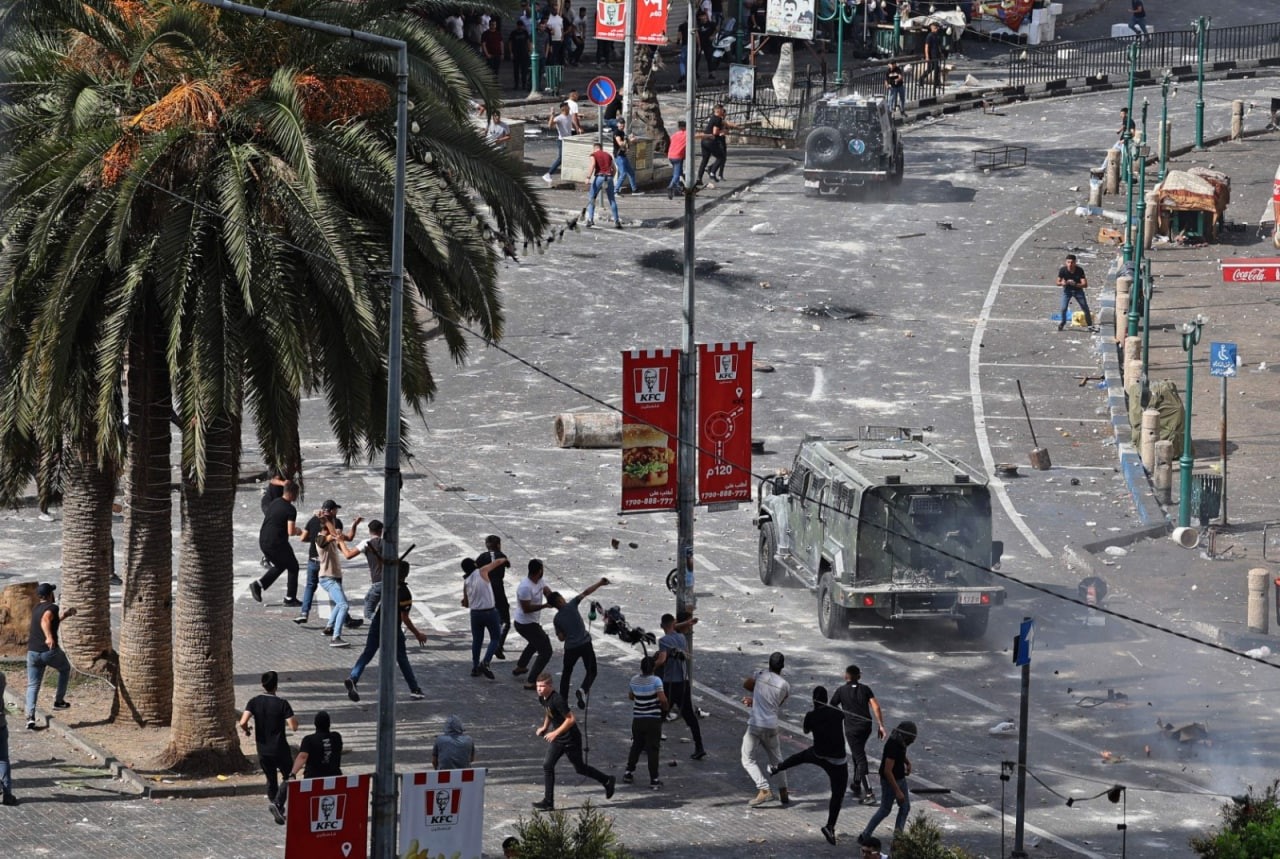 مواجهات واحتجاجات شعبية في نابلس بعد اعتقال الأجهزة الأمنية للمطارد مصعب اشتية. 4.jpg