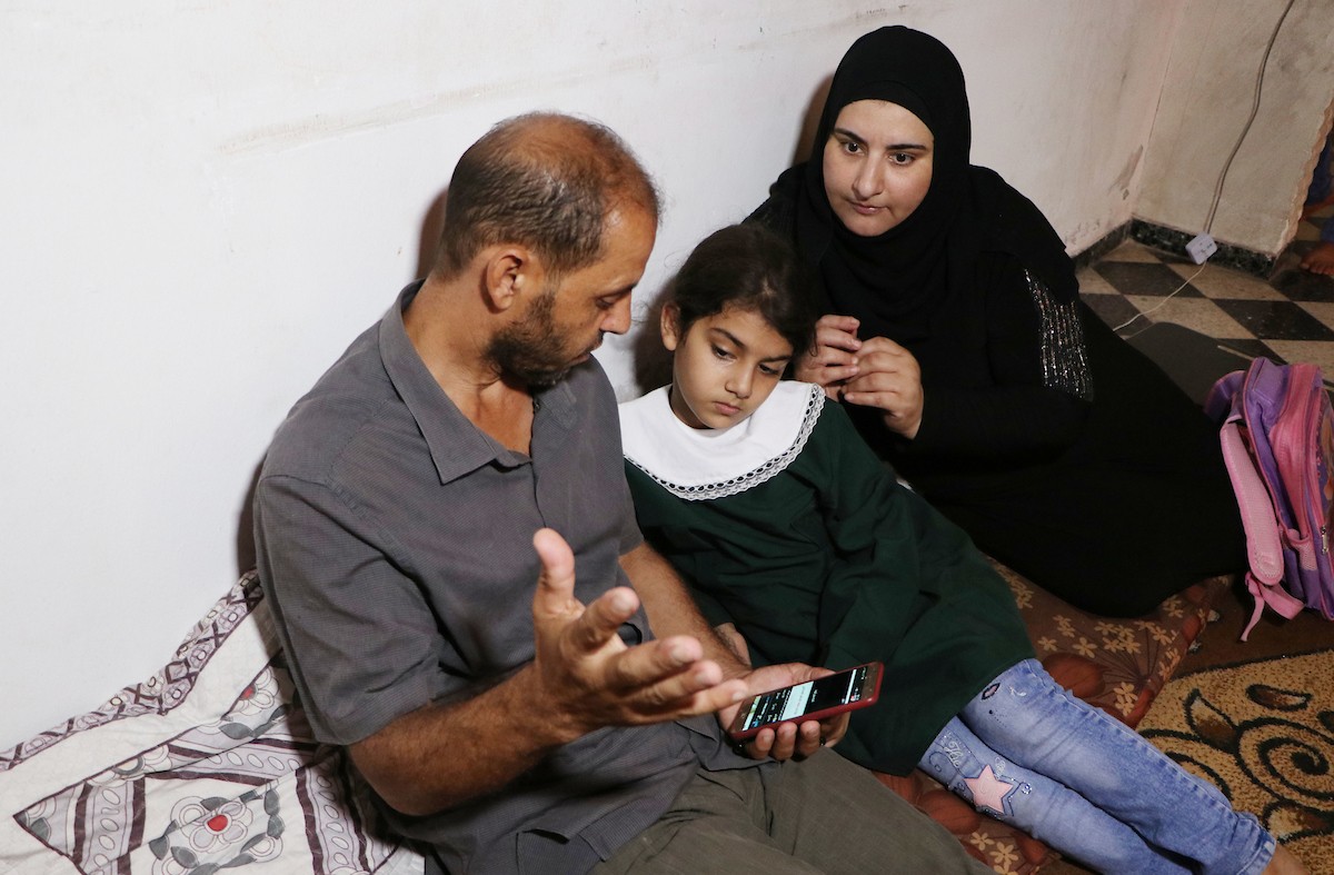الفلسطيني ناهض فروخ ، 42 عامًا ، فقد سمعه وكلامه خلال قصف إسرائيلي على غزة 7.jpg