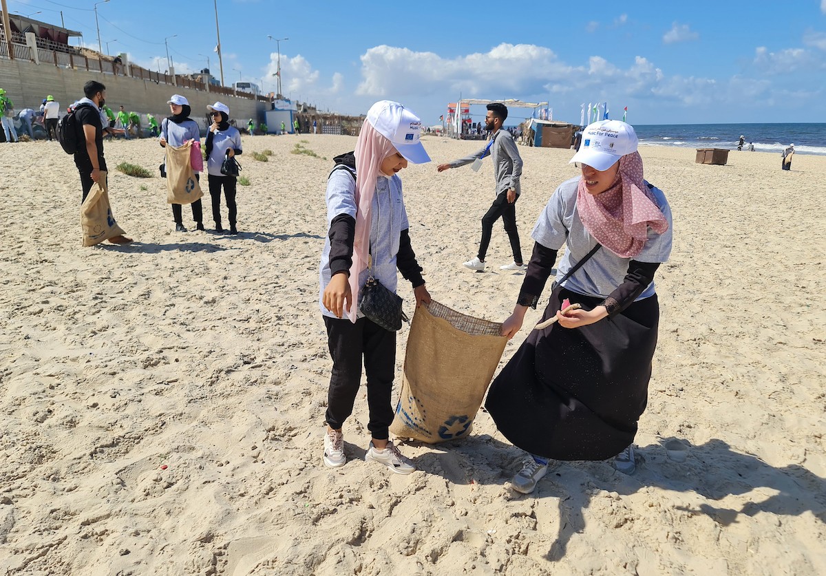 الحملة التطوعية لتنظيف شواطئ #غزة ضمن الحملة العالمية #EUBeachcleanup2022 بتنفيذ من مكتب الاتحاد الاوربي في فلسطين وبمشاركة سفير الاتحاد الأوروبي سفين بورغسدورف 25.jpg