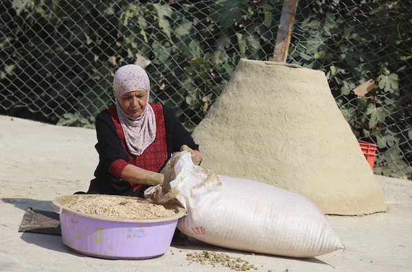 استغلت الفلسطينية آمنة صلاح سطح منزلها لتصنع أفران الطين القديمة بشكل تقليدي، استعداداً لبيعها بالأسواق المحلية في بيت لحم. 11.jpg