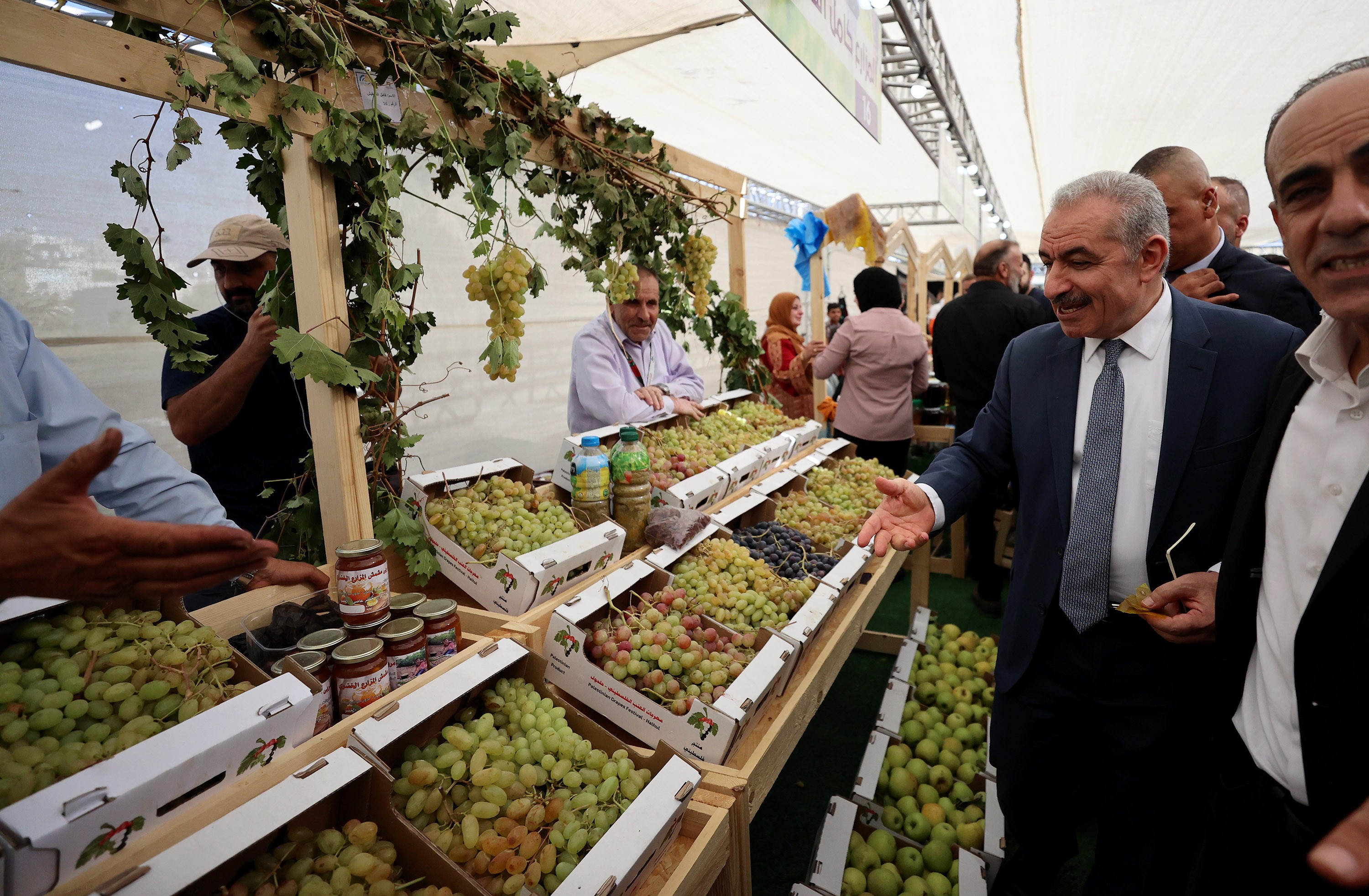 مهرجان العنب الفلسطيني التاسع في مدينة حلحول 1.jpg