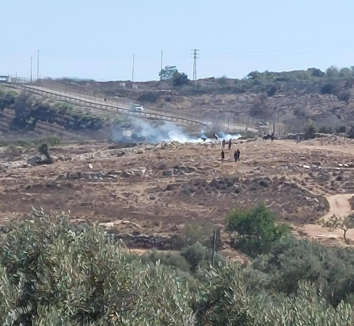 قوات الاحتلال تطلق قنابل الغاز خلال المواجهات المندلعة في منطقة الكرم ببلدة بدو شمال غرب القدس.jpg