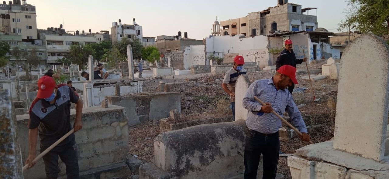 الشعبية في حي الزيتون تنظم مبادرة لتنظيف مقابر الأموات في شرق غزة.jpg