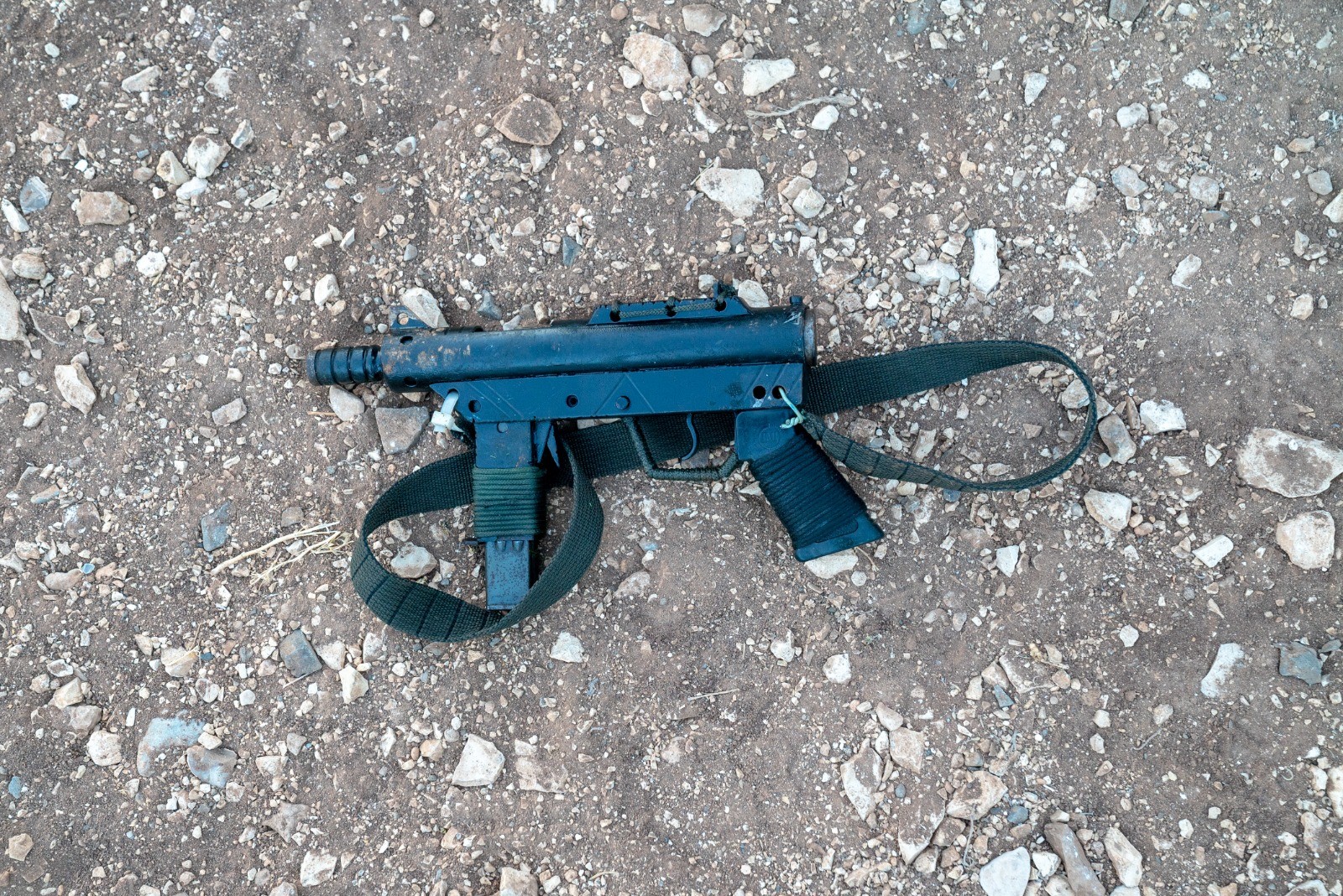 مواقع عبرية تنشر صور للأسلحة المستخدمة في نبادل اطلاق النار قرب الجلمة  2.jpg