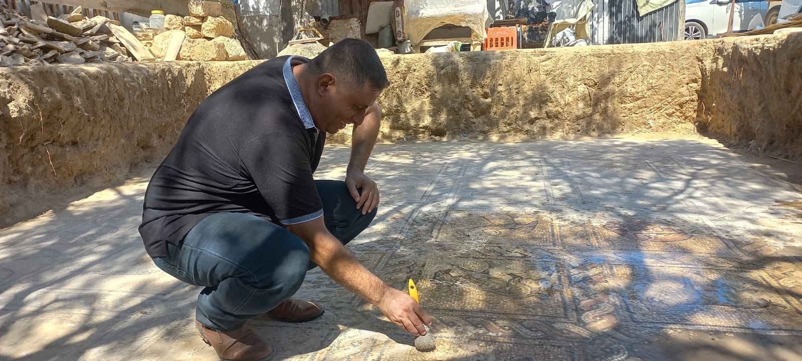مزارع فلسطيني من البريج في غزة يكتشف وجود لوحة فسيفسائية مزخرفة تعود للعهد البيزنطي 185.jpg