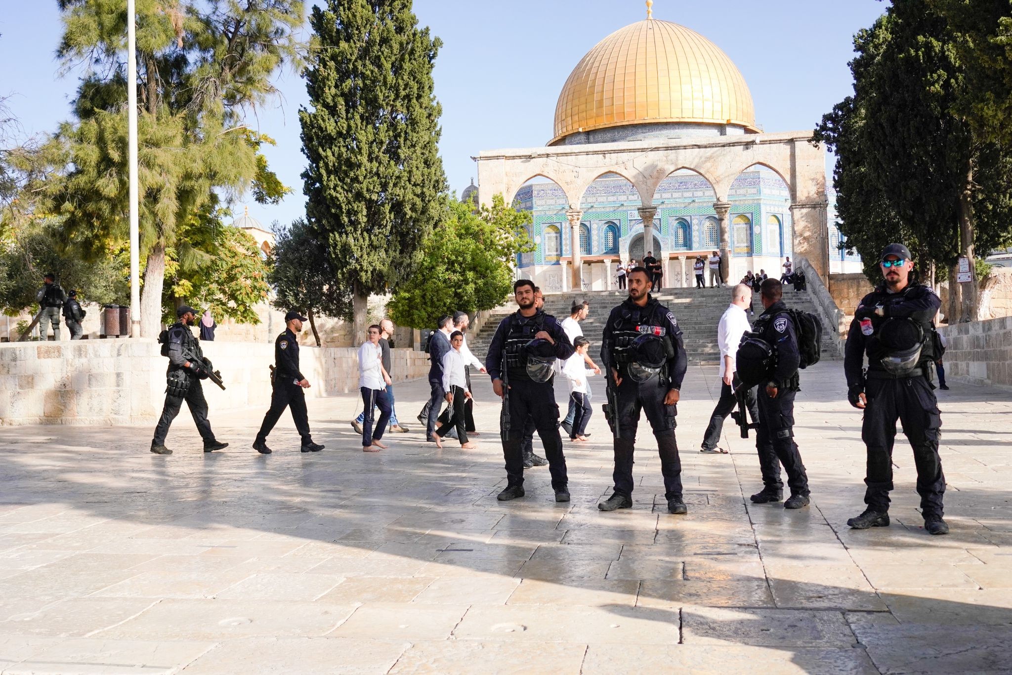 القدس - قوات الاحتلال والمستوطنون خلال اقتحامهم باحات المسجد الأقصى والاعتداء على المرابطين 9(1).jpg