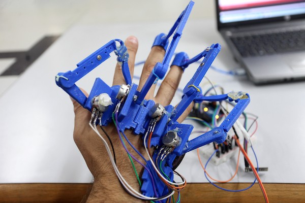 مهندسون يبتكرون ذراعاً آلية لمساعدة الأشخاص ذوي الاحتياجات الخاصة 8.jpg