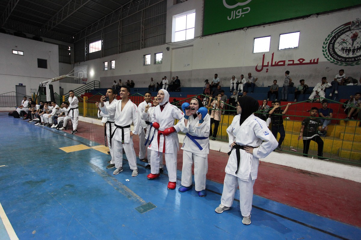لاعبون يتنافسون خلال البطولة النهائية للكاراتيه في مدينة غزة 00.jpg