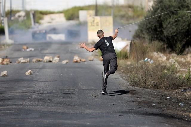رام الله - مواجهات بين الشبان وقوات الاحتلال على المدخل الشمالي لمدينة البيرة 23.jpg