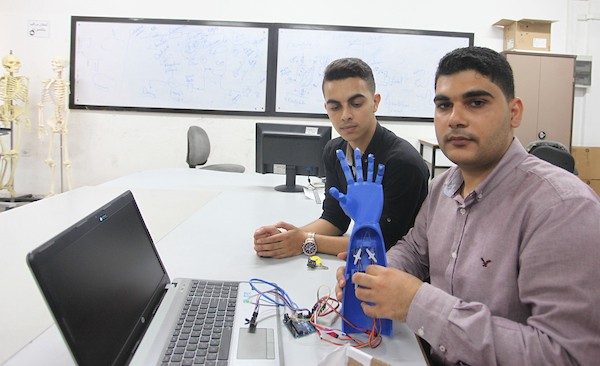 مهندسون يبتكرون ذراعاً آلية لمساعدة الأشخاص ذوي الاحتياجات الخاصة 11.jpg