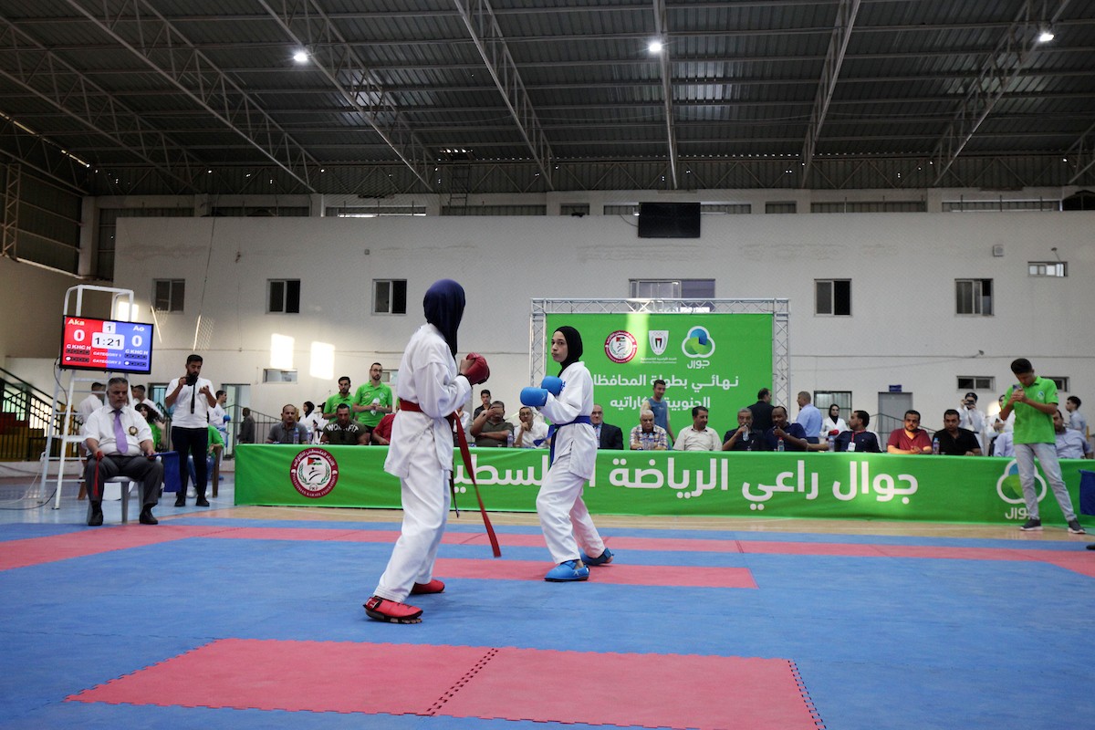 لاعبون يتنافسون خلال البطولة النهائية للكاراتيه في مدينة غزة 22.jpg