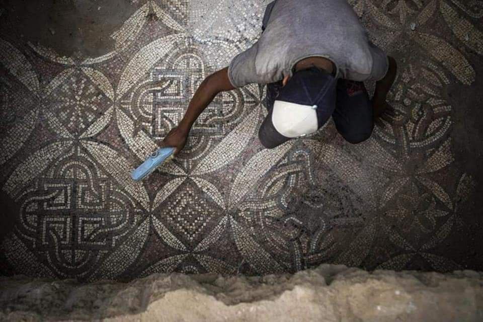مزارع فلسطيني من البريج في غزة يكتشف وجود لوحة فسيفسائية مزخرفة تعود للعهد البيزنطي 4.jpg