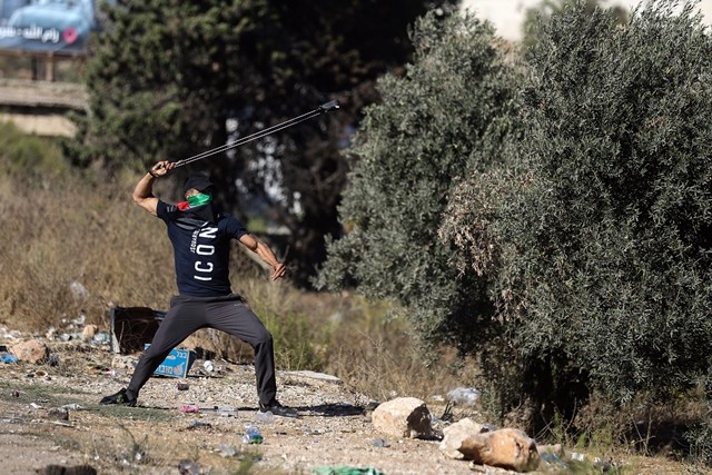 رام الله - مواجهات بين الشبان وقوات الاحتلال على المدخل الشمالي لمدينة البيرة 43.jpg