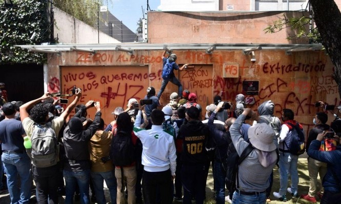 متظاهرون يهاجمون السفارة الإسرائيلية في المكسيك (Getty Images).jpg
