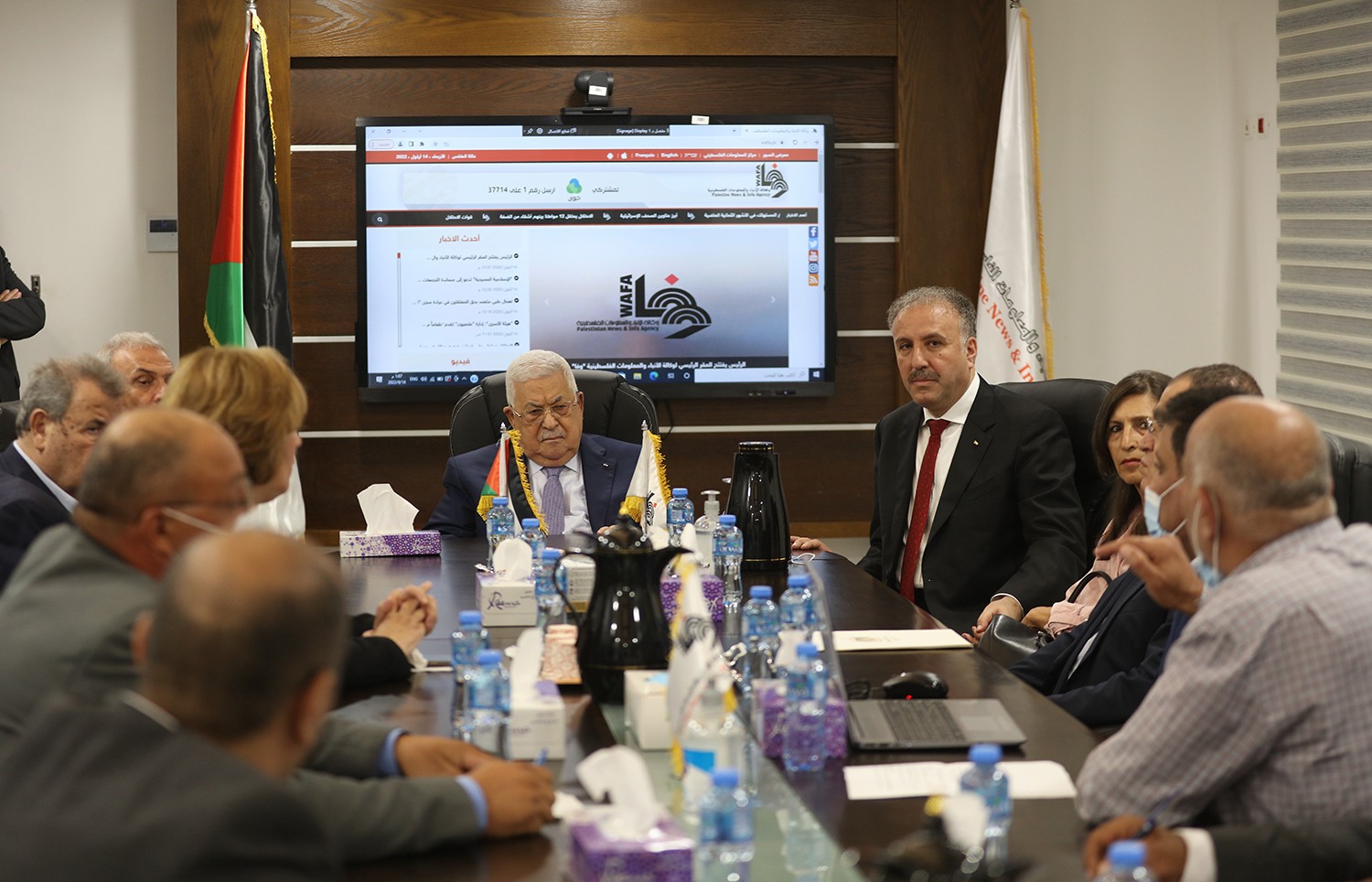 رام الله - الرئيس محمود عباس، يفتتح المقر المؤقت لوكالة الانباء والمعلومات الفلسطينية - وفا 6(2).jpg