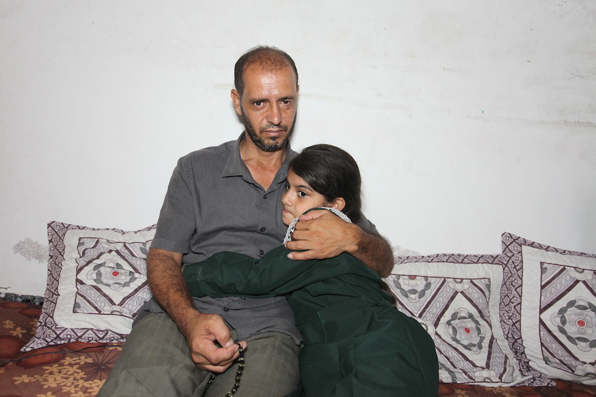 الفلسطيني ناهض فروخ ، 42 عامًا ، فقد سمعه وكلامه خلال قصف إسرائيلي على غزة 2.jpg