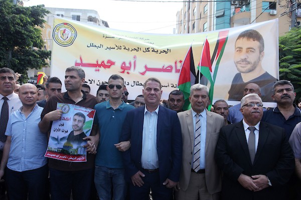 فلسطينيون يشاركون في وقفة تضامنية مع الأسير ناصر أبو حميد في مدينة غزة 16.jpg