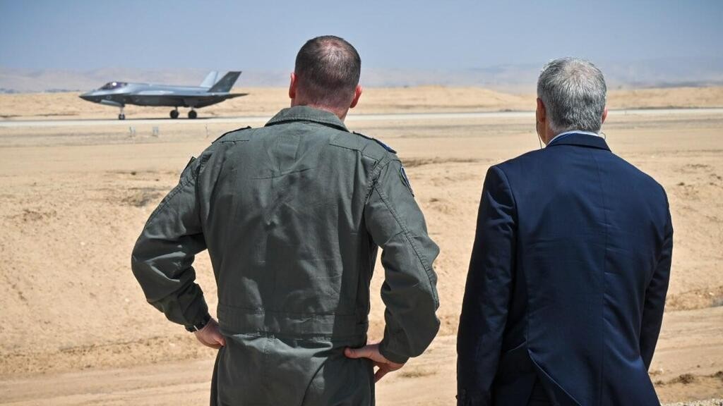 لابيد خلال زيارته لقاعدة نيفاتيم العسكرية الجوية.jpg