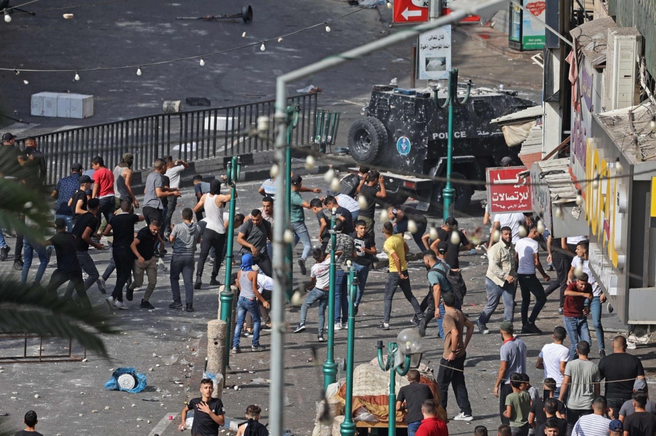 مواجهات واحتجاجات شعبية في نابلس بعد اعتقال الأجهزة الأمنية للمطارد مصعب اشتية. 3.jpg