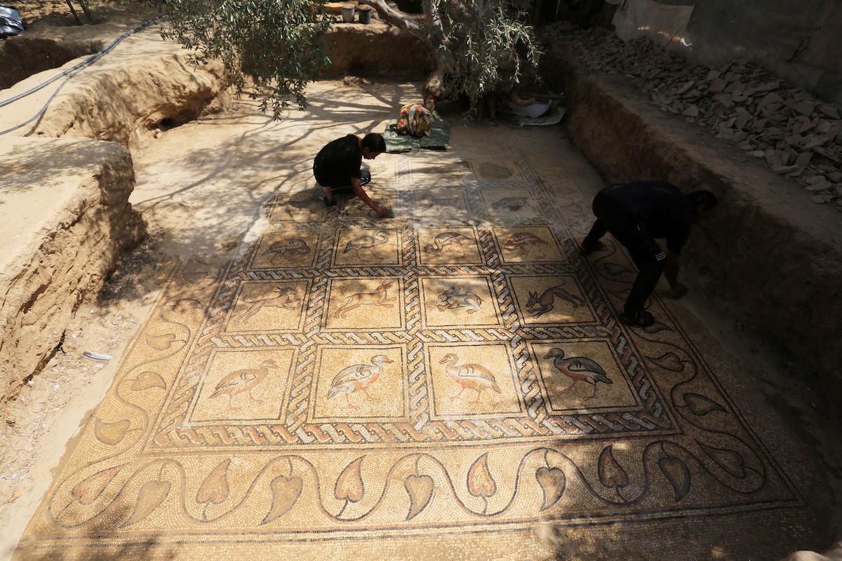 فلسطينيون ينظفون حول أرضية فسيسفاء من العهد البيزنطي اكتشفها مزارع فلسطيني في أرضه في مدينة البريج وسط قطاع غزة 454.jpg