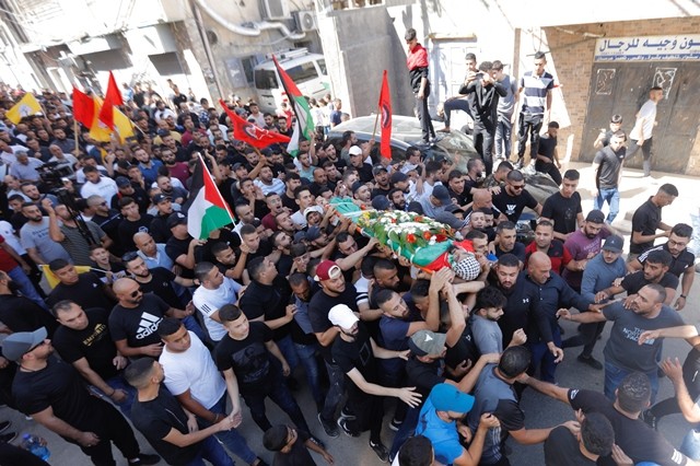 تشييع جثمان الشهيد الشاب محمد إبراهيم شحام (21 عاما)، من مخيم قلنديا شمال مدينة القدس المحتلة 7.jpg