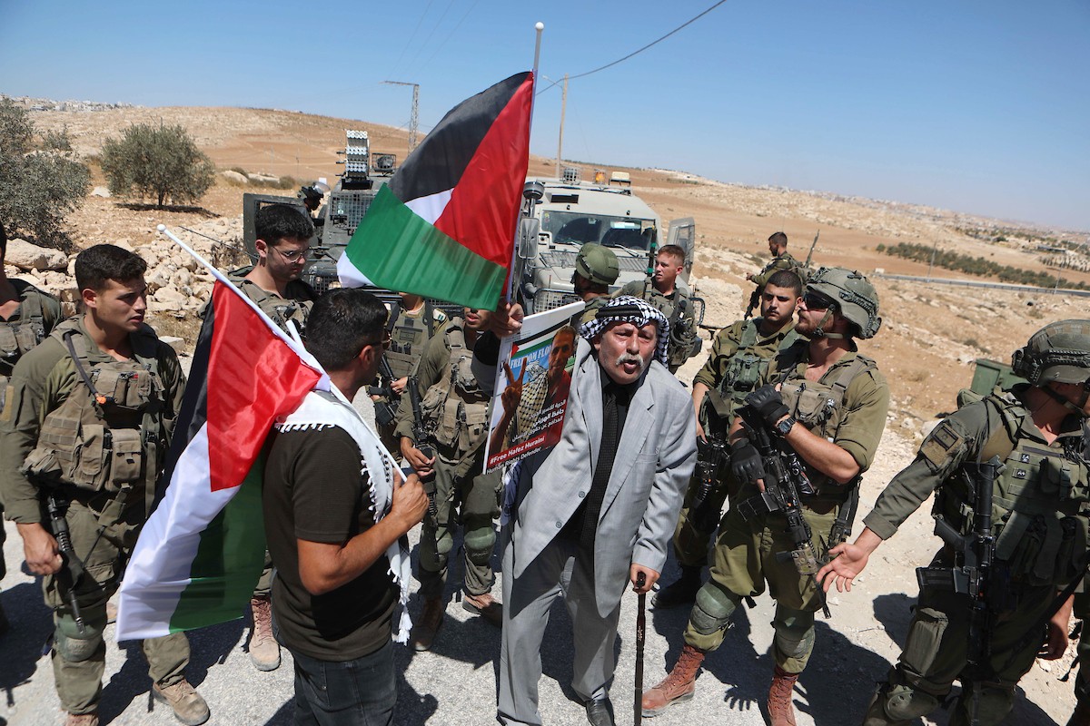 فلسطينيون يشاركون في مسيرة ضد الاستيطان في قرية يطا جنوب مدينة الخليل.jpg