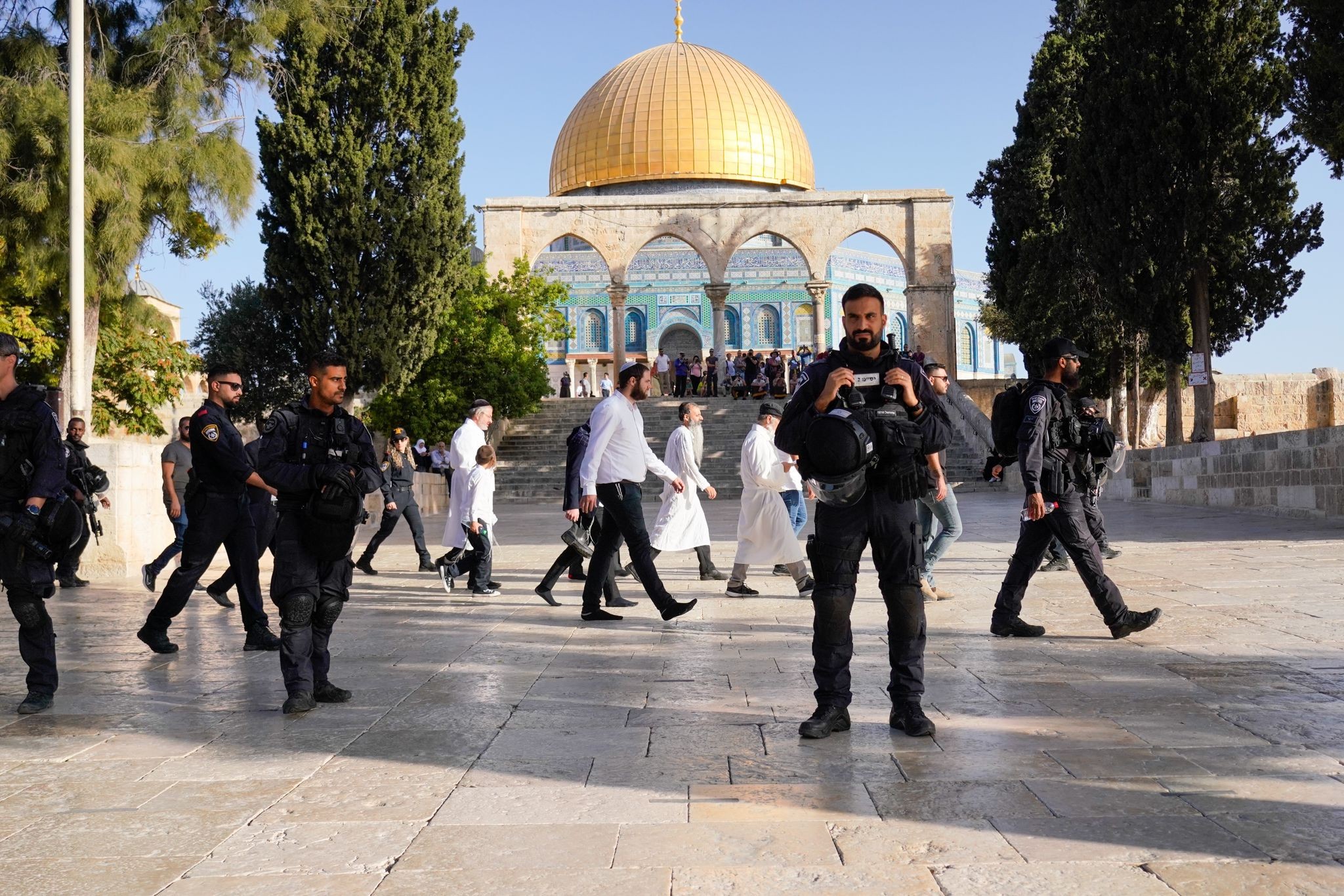 القدس - قوات الاحتلال والمستوطنون خلال اقتحامهم باحات المسجد الأقصى والاعتداء على المرابطين 7.jpg