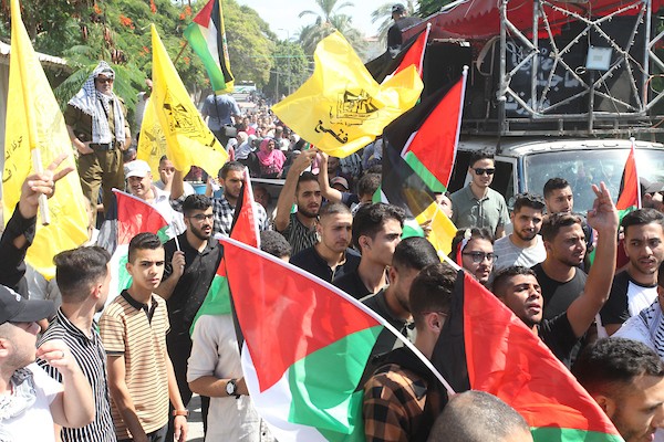 فلسطينيون يشاركون في وقفة تضامنية مع الأسير ناصر أبو حميد في مدينة غزة 14.jpg
