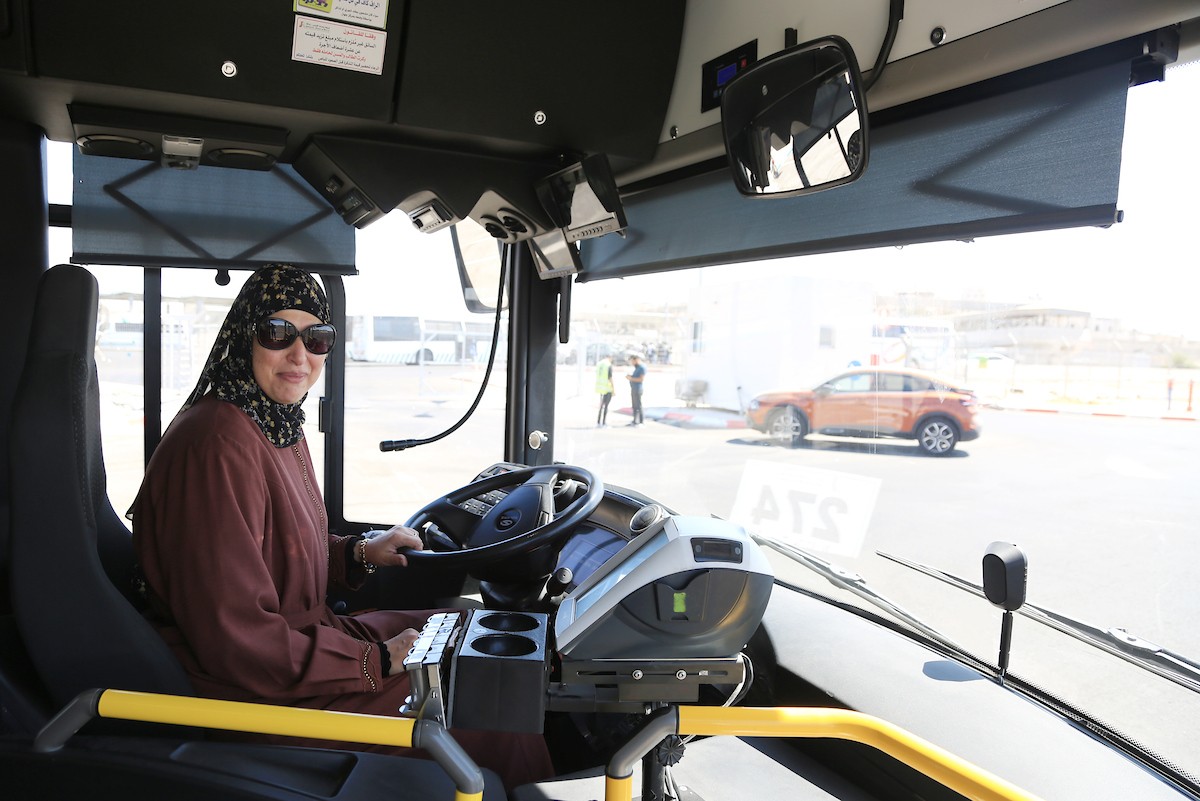 الفلسطينية سامية أبو علقم (50 عاماً) تمارس شغفها في قيادة الحافلات.jpg