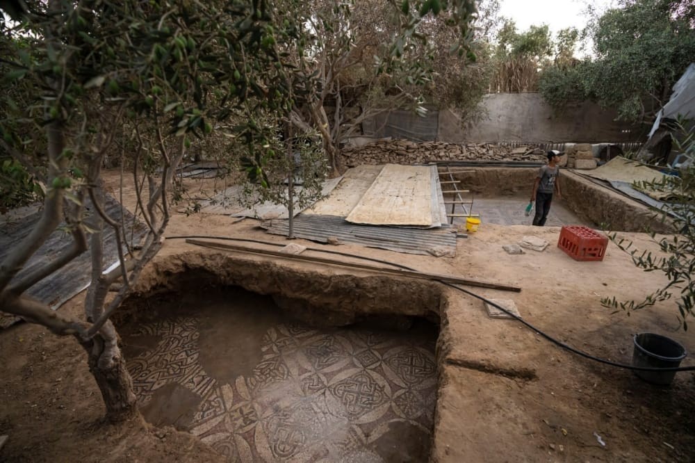 مزارع فلسطيني من البريج في غزة يكتشف وجود لوحة فسيفسائية مزخرفة تعود للعهد البيزنطي 5.jpg