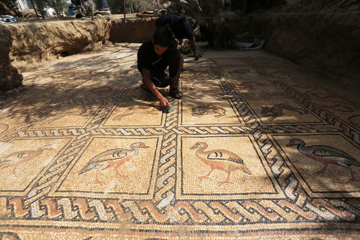 فلسطينيون ينظفون حول أرضية فسيسفاء من العهد البيزنطي اكتشفها مزارع فلسطيني في أرضه في مدينة البريج وسط قطاع غزة 12.jpg
