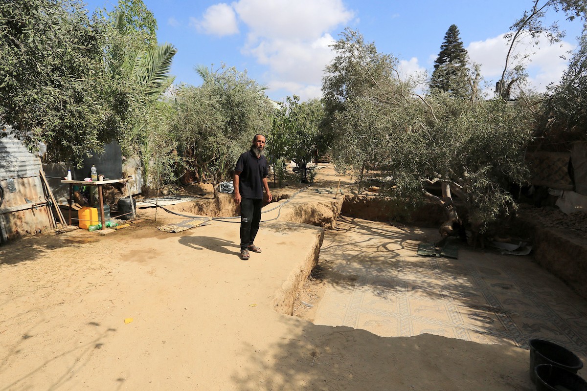 فلسطينيون ينظفون حول أرضية فسيسفاء من العهد البيزنطي اكتشفها مزارع فلسطيني في أرضه في مدينة البريج وسط قطاع غزة 13.jpg