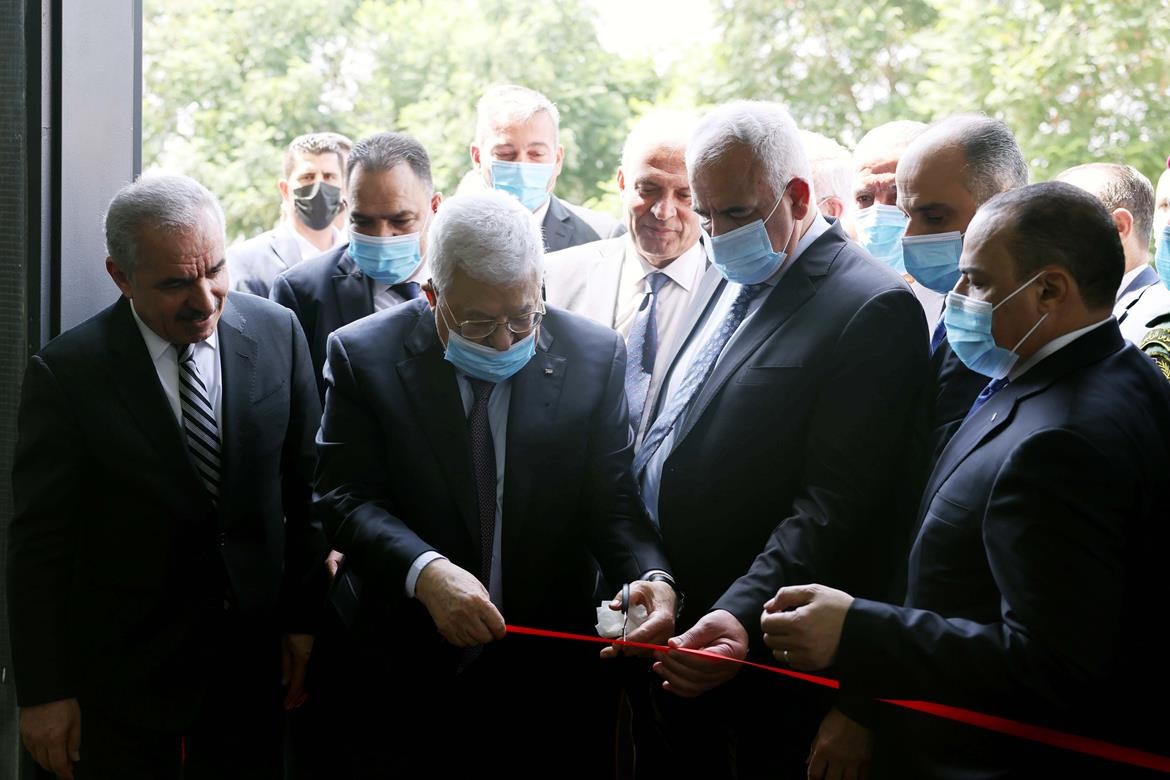 الرئيس محمود عباس اثناء افتتاح قسم الجوازات البروميترك في وزارة الداخلية 6.jpg