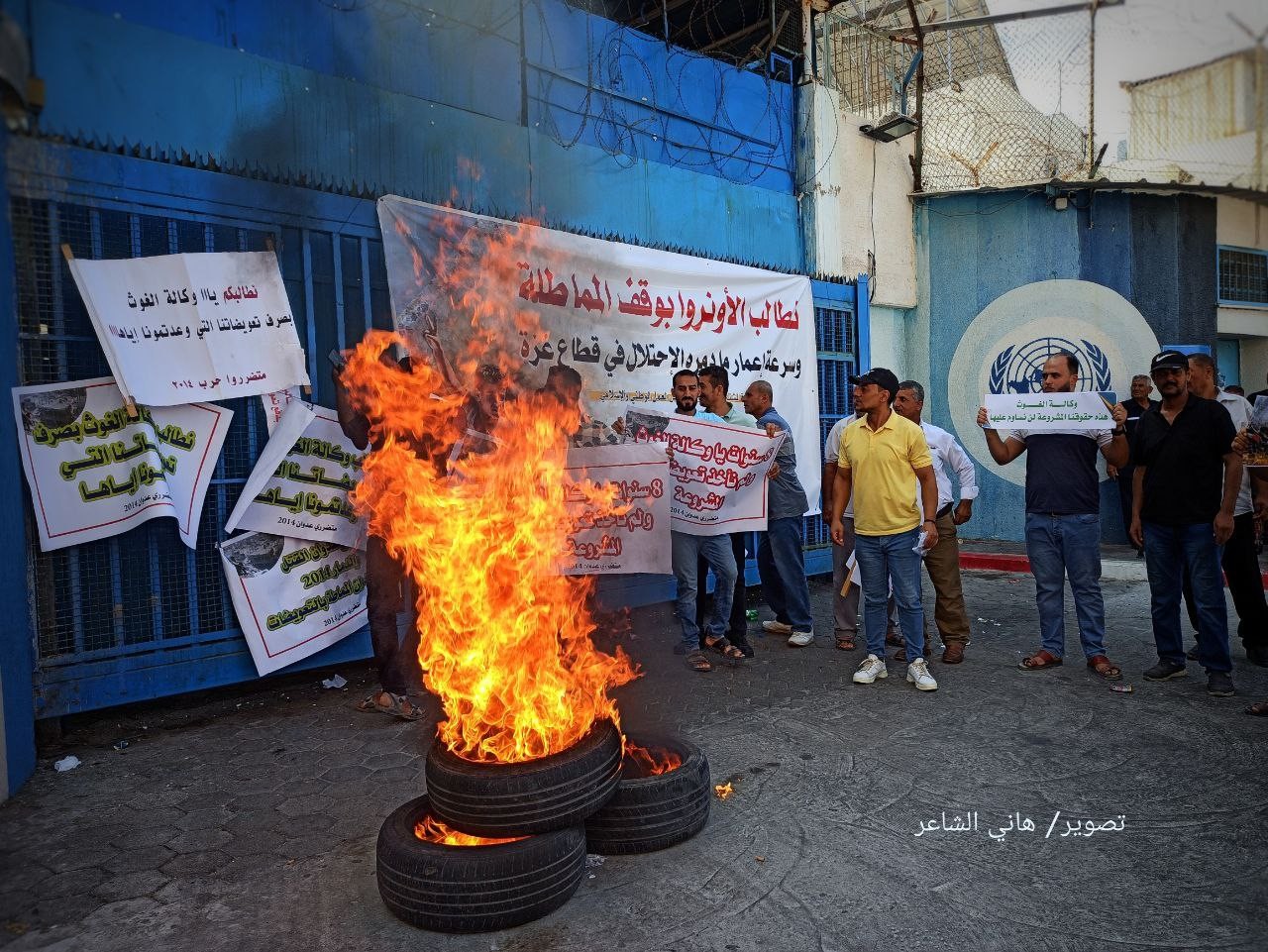 غاضبون يلقون البيض الفاسد ويشعلون إطارات مطاطية أمام بوابة مقر وكالة الغوث الإقليمي بغزة 4.jpg