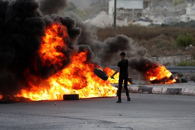 نابلس - جانب من المواجهات بين الشبان وقوات الاحتلال على حاجز حوارة العسكري جنوب نابلس.jpg