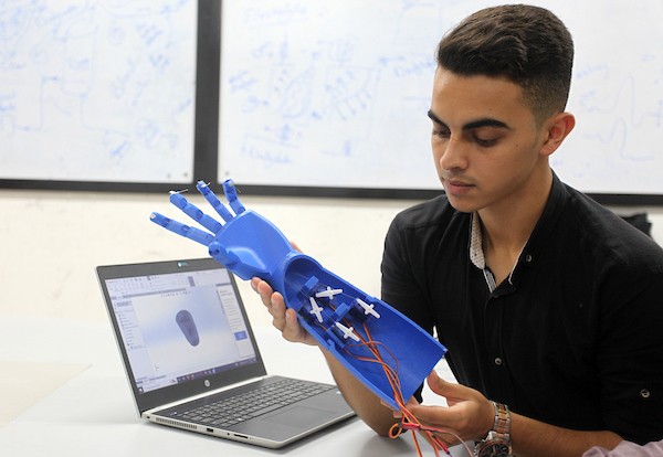 مهندسون يبتكرون ذراعاً آلية لمساعدة الأشخاص ذوي الاحتياجات الخاصة 7.jpg