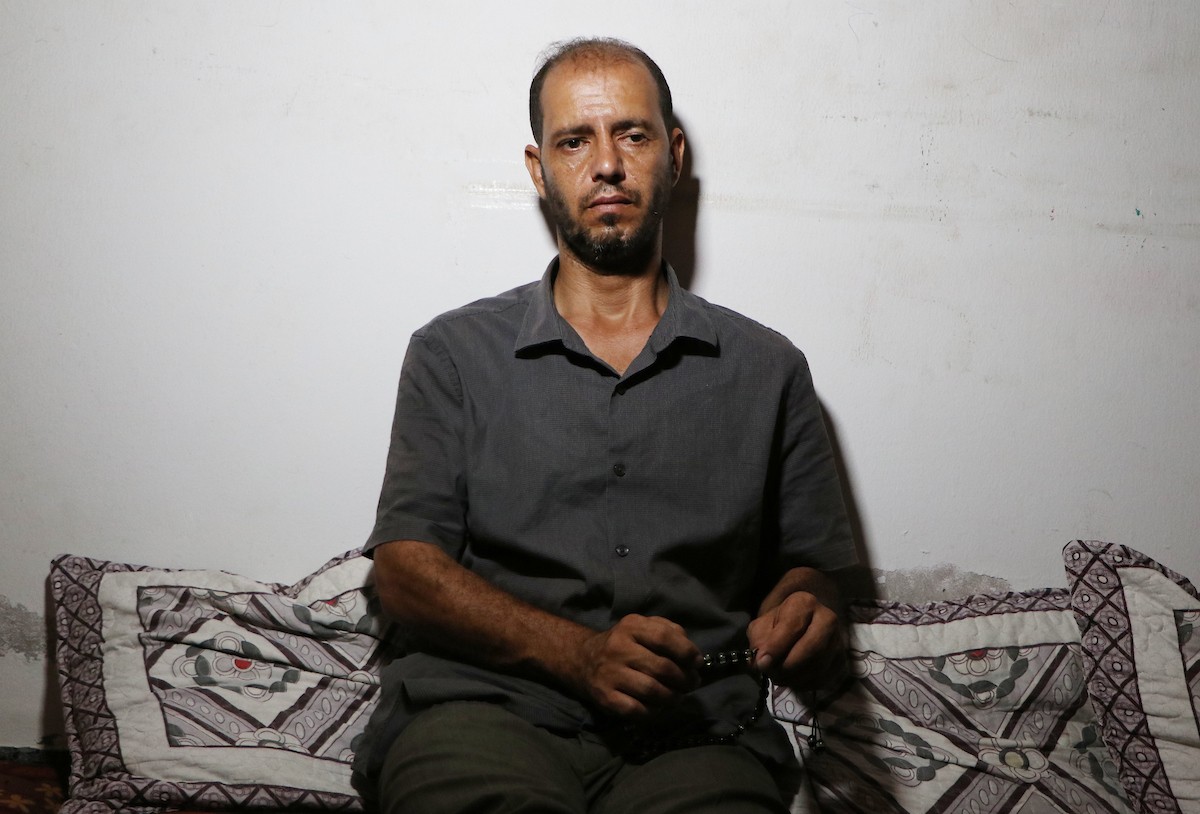 الفلسطيني ناهض فروخ ، 42 عامًا ، فقد سمعه وكلامه خلال قصف إسرائيلي على غزة 4.jpg