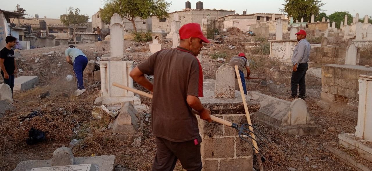 الشعبية في حي الزيتون تنظم مبادرة لتنظيف مقابر الأموات في شرق غزة 6.jpg