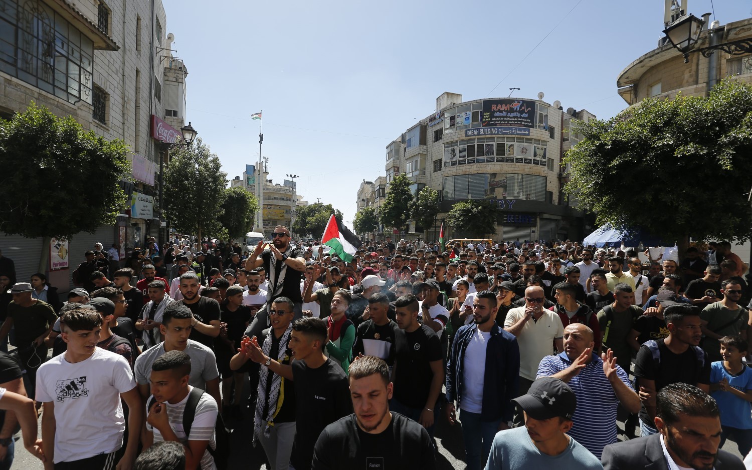 مسيرة غضب وسط رام الله تنديدا بجريمة الاحتلال في جنين. 3.jpg