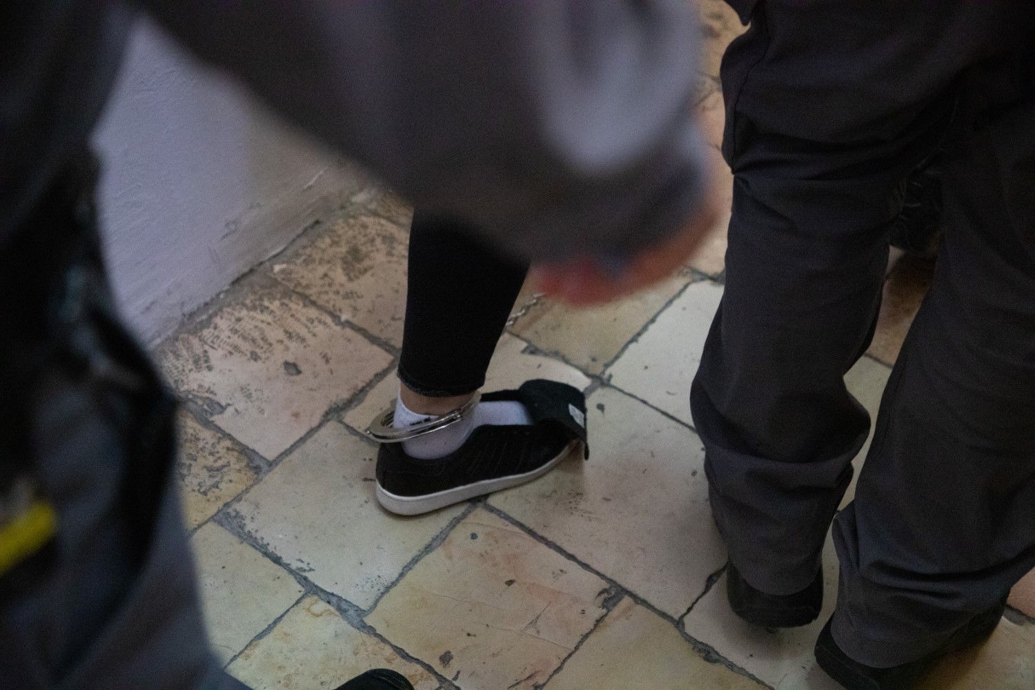 الزميلة الصحفية الأسيرة لمى غوشة اثناء عرضها على محكمة الاحتلال في القدس.jpg